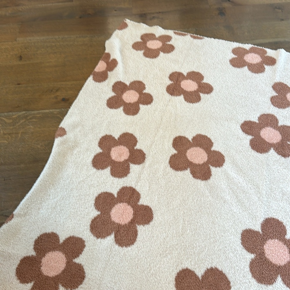 NEW Large Cozy Daisy Blanket - Picture 5 of 8